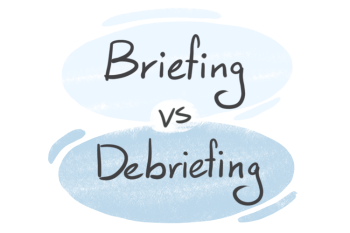 "Briefing" vs. "Debriefing" in English