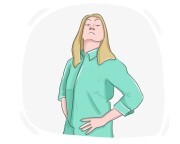 to [look] down {one's} nose at {sb/sth}